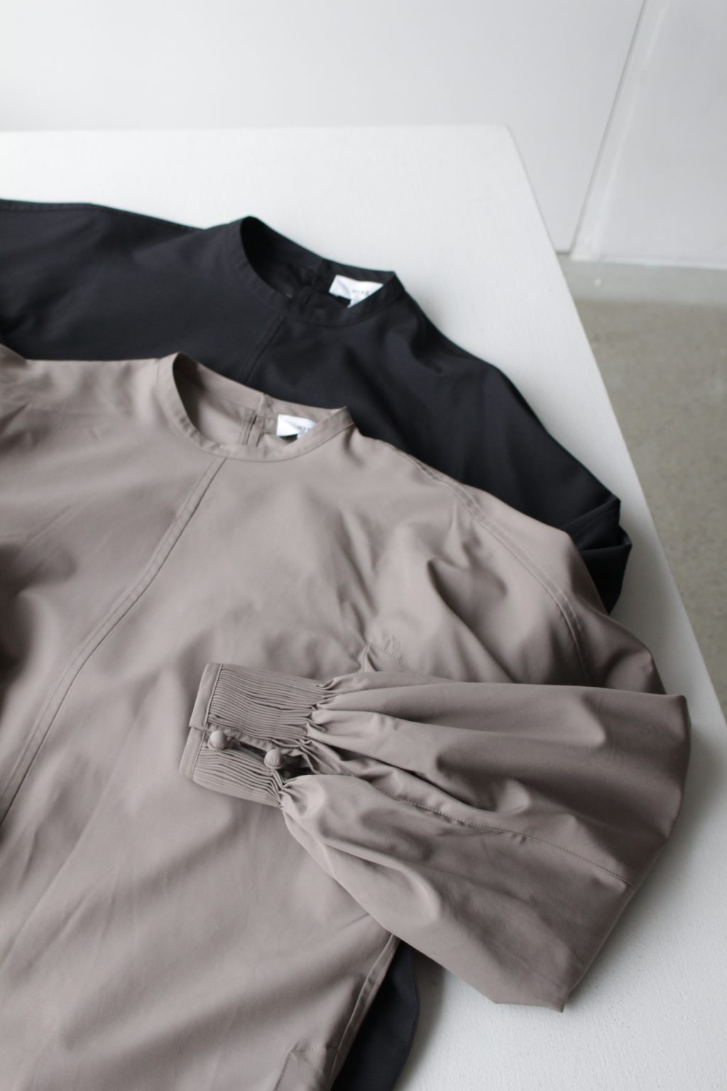 HYKE ハイク TAFFETA SHIRRED TOP