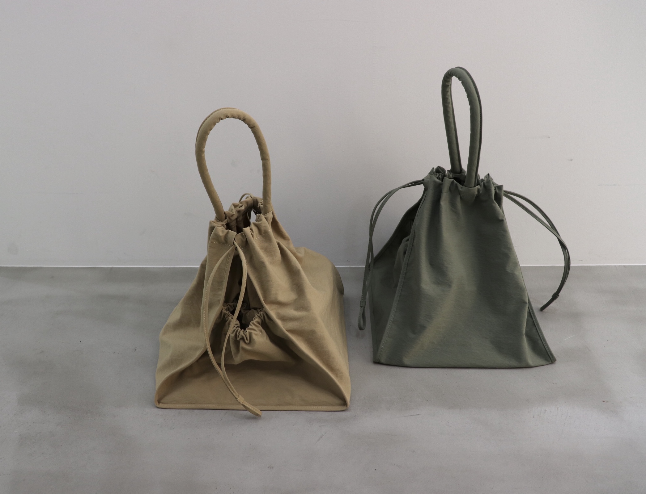 scrunch bag in sage crinkle / 53900yen